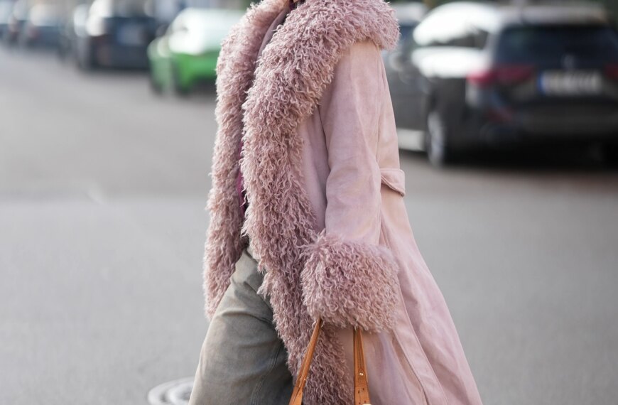 Коричнево-рожеві кросівки: захоплюй тренди взуття наступних місяців