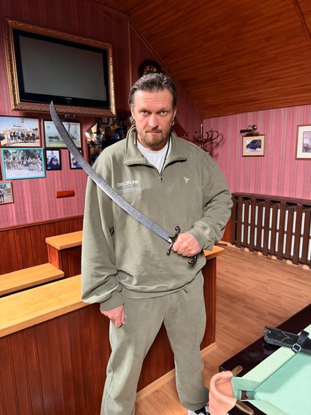 Усик "кайфує": Військові вручили чемпіону ексклюзивний подарунок 4 Усик "кайфує": Військові вручили чемпіону ексклюзивний подарунок 4