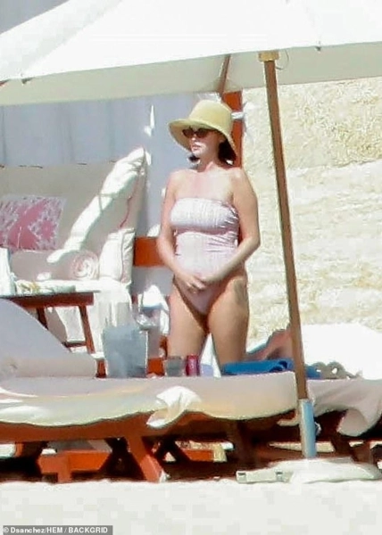 Селена Гомес демонструє розкішну фігуру в купальнику під час екзотичної відпустки 15 Селена Гомес демонструє розкішну фігуру в купальнику під час екзотичної відпустки 13