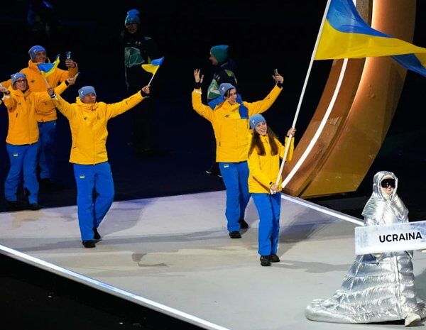 Головна 83 Українка з плакатом “Україна” на відкритті Олімпійських ігор: здивування у…