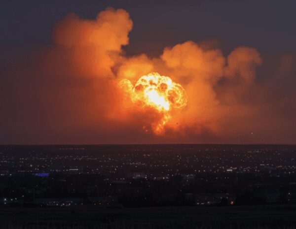 Головна 94 Київ під обстрілом: палає житловий будинок після комбінованої атаки
