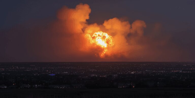 Київ під обстрілом: палає житловий будинок після комбінованої атаки 6 Київ під обстрілом: палає житловий будинок після комбінованої атаки 5
