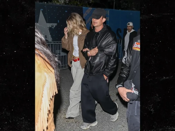 Орландо Блум і нова супутниця: романтичні кадри з Super Bowl 2026 4 Орландо Блум і нова супутниця: романтичні кадри з Super Bowl 2026 2