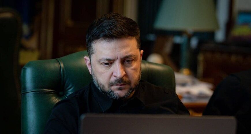 Головна 71 Як починає робочий день Зеленський під час війни: ранній підйом та багато…