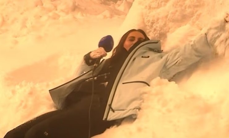 Скандал на Олімпіаді 2026: австралійська ведуча шокувала ефір, будучи нетверезою, та торкнулася снігу 4 Скандал на Олімпіаді 2026: австралійська ведуча шокувала ефір, будучи нетверезою, та торкнулася снігу 4