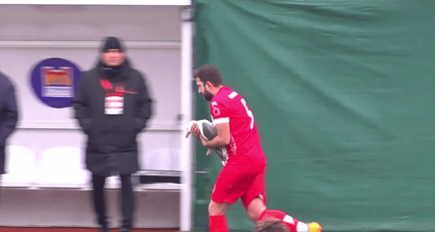 Головна 54 Воротар вразив чайку, капітан врятував життя: неймовірний інцидент на футбольному полі (відео)