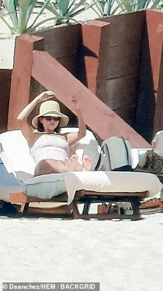 Селена Гомес вражає фігурою у купальнику: ексклюзивні кадри з розкішного відпочинку 12