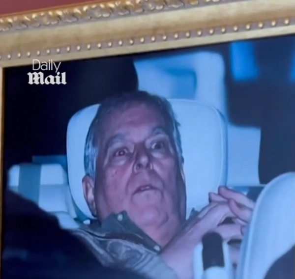 Світлини принца Ендрю після арешту замайоріли в Луврі