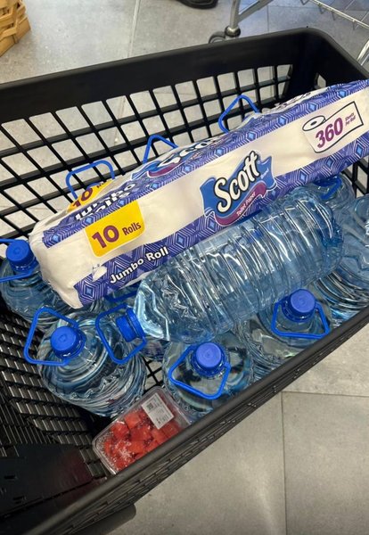 Українці в Дубаї: як скуповують воду та туалетний папір на тлі ажіотажу в ОАЕ 16