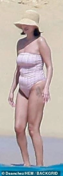 Селена Гомес вражає фігурою у купальнику: ексклюзивні кадри з розкішного відпочинку 10