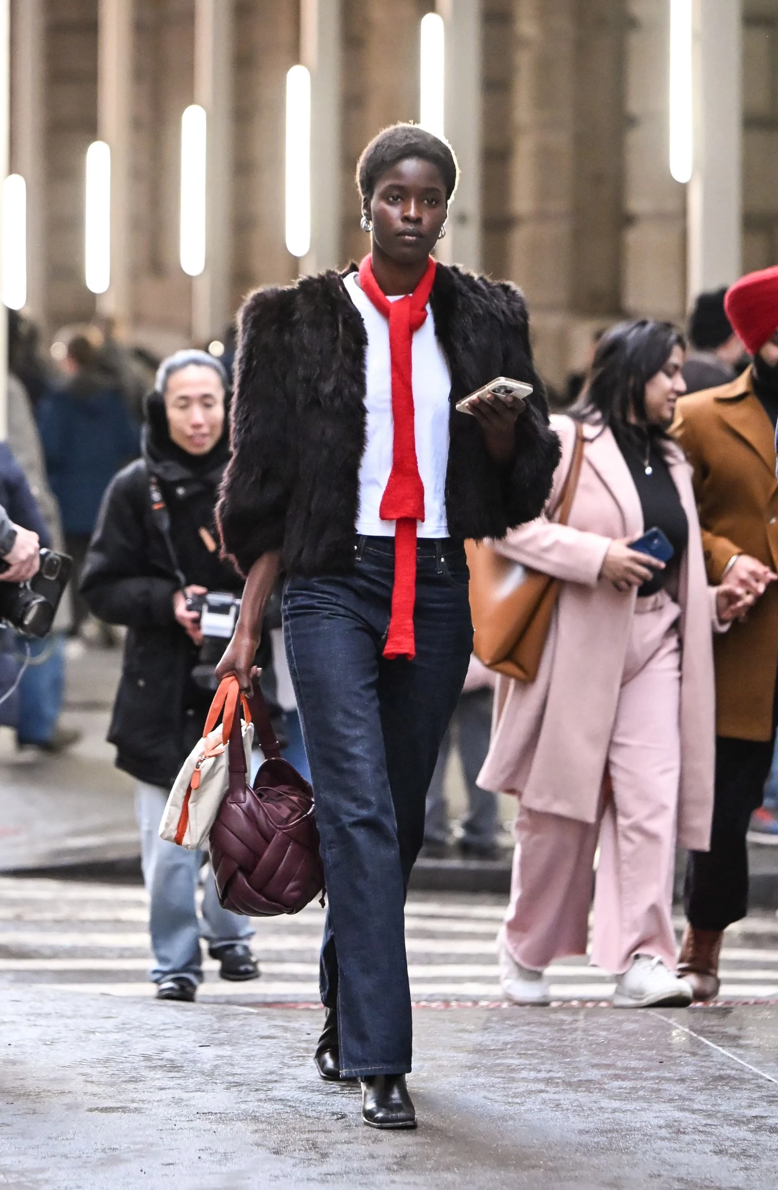 Джинси-сигарети та чоботи: Весняна комбінація в стилі 90-х, що завжди виграє 4 Джинси-сигарети та чоботи: Весняна комбінація в стилі 90-х, що завжди виграє4