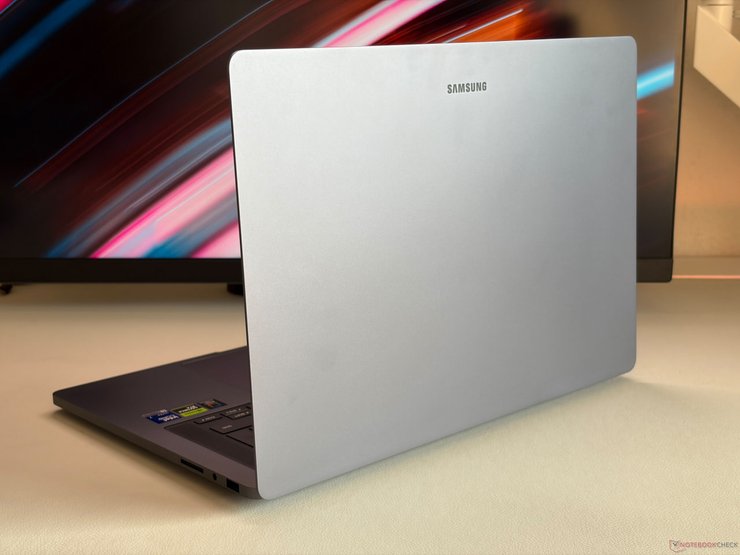 Samsung презентував ноутбук: експерти назвали його гідною альтернативою MacBook 5