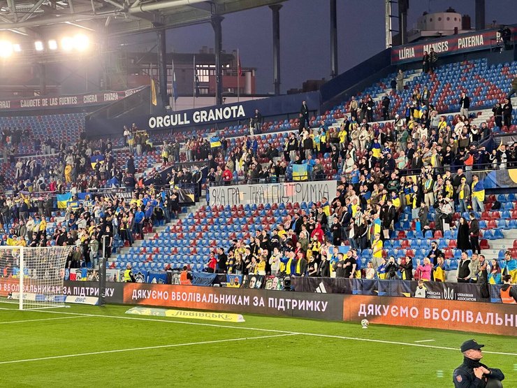 Збірна України: фанати висловили невдоволення якістю гри банером на матчі з Албанією 4