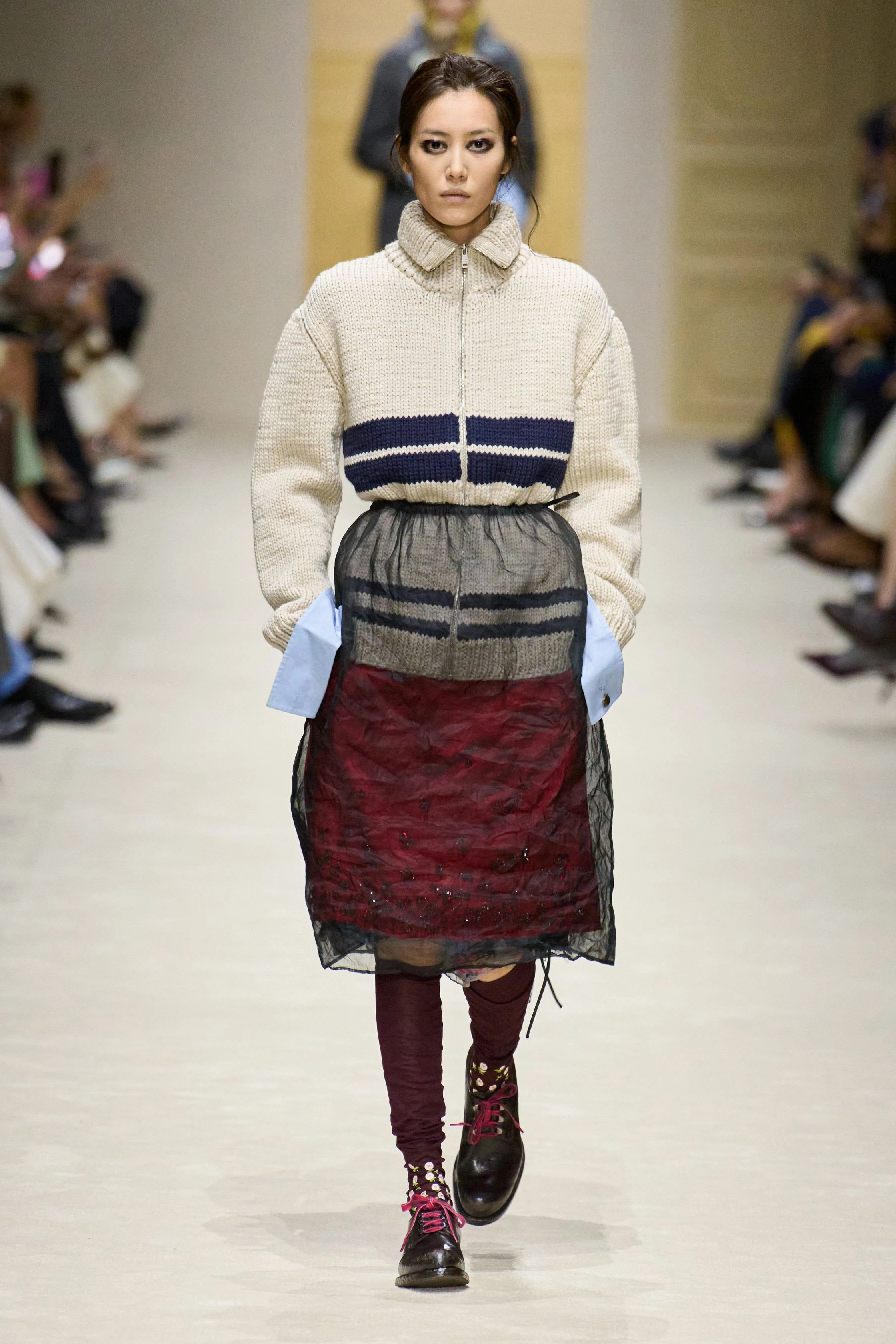 Prada вражає: 15 моделей демонструють 60 образів у багатошаровості осінньо-зимової колекції 2026/20272