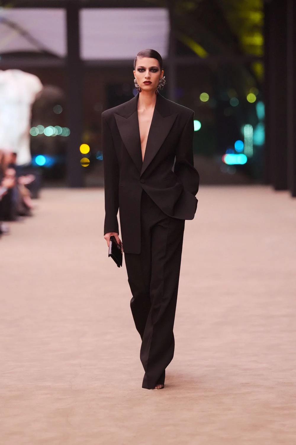 Saint Laurent розкриває сексуальність і строгість у колекції осінь-зима 2026/202712