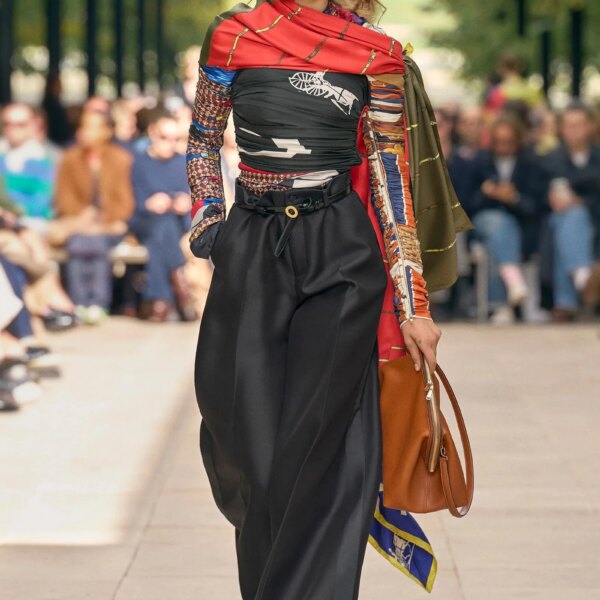 Шовкова хустка 2026: перетвори образ з ключовим аксесуаром