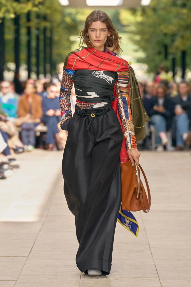 Шовкова хустка 2026: перетвори образ з ключовим аксесуаром 17