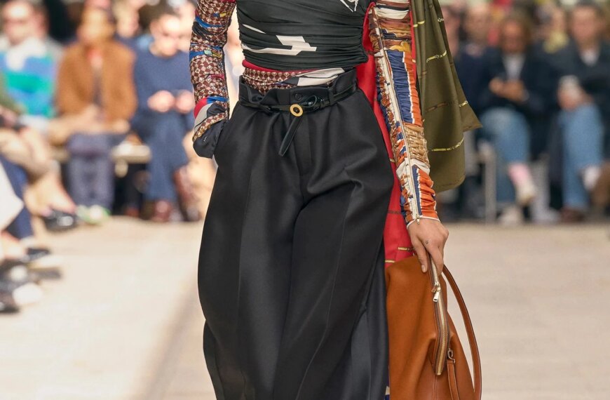 Шовкова хустка 2026: перетвори образ з ключовим аксесуаром