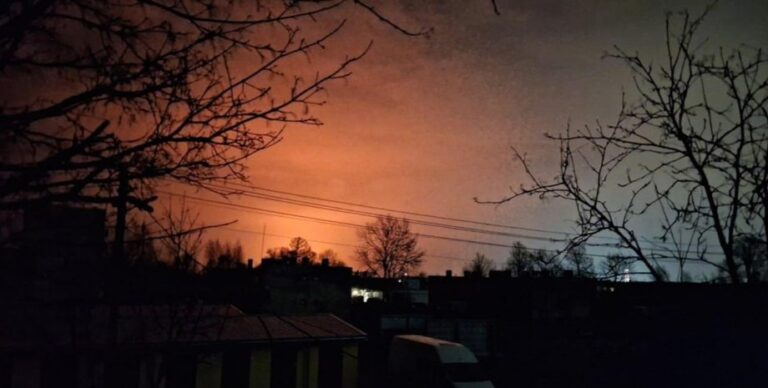 Українські дрони атакували морський порт Усть-Луга: масштабна пожежа на території РФ 55 Українські дрони атакували морський порт Усть-Луга: масштабна пожежа на території РФ 16