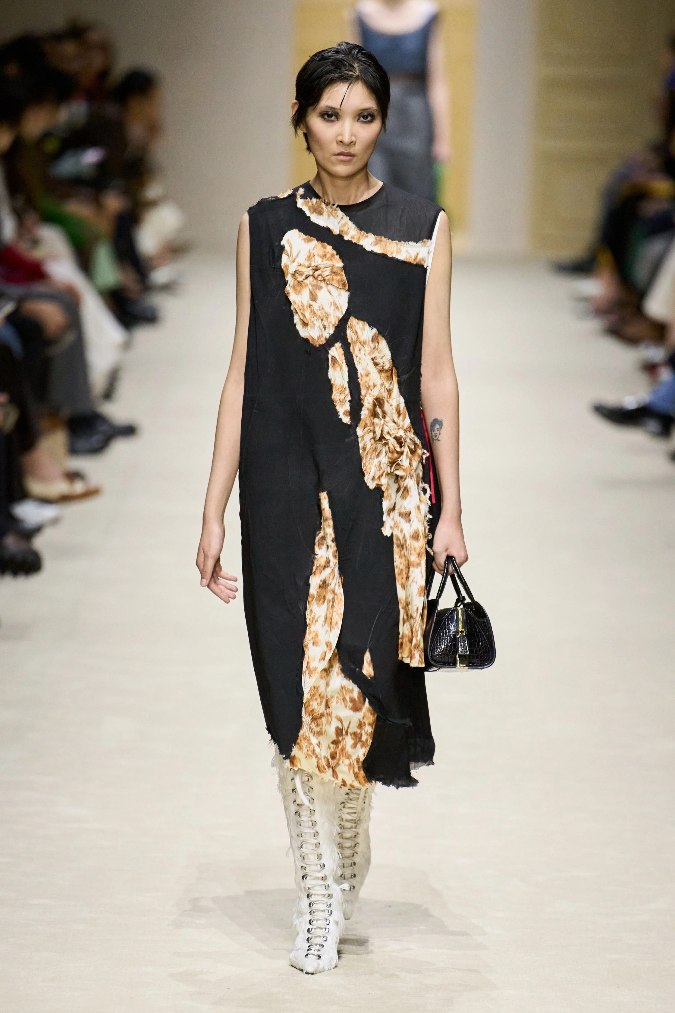 Prada вражає: 15 моделей демонструють 60 образів у багатошаровості осінньо-зимової колекції 2026/202718