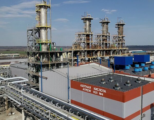 Дрон атакував завод “Акрон”: вибухи у Великому Новгороді.