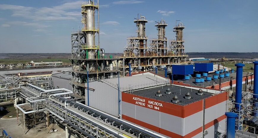 Дрон атакував завод “Акрон”: вибухи у Великому Новгороді.