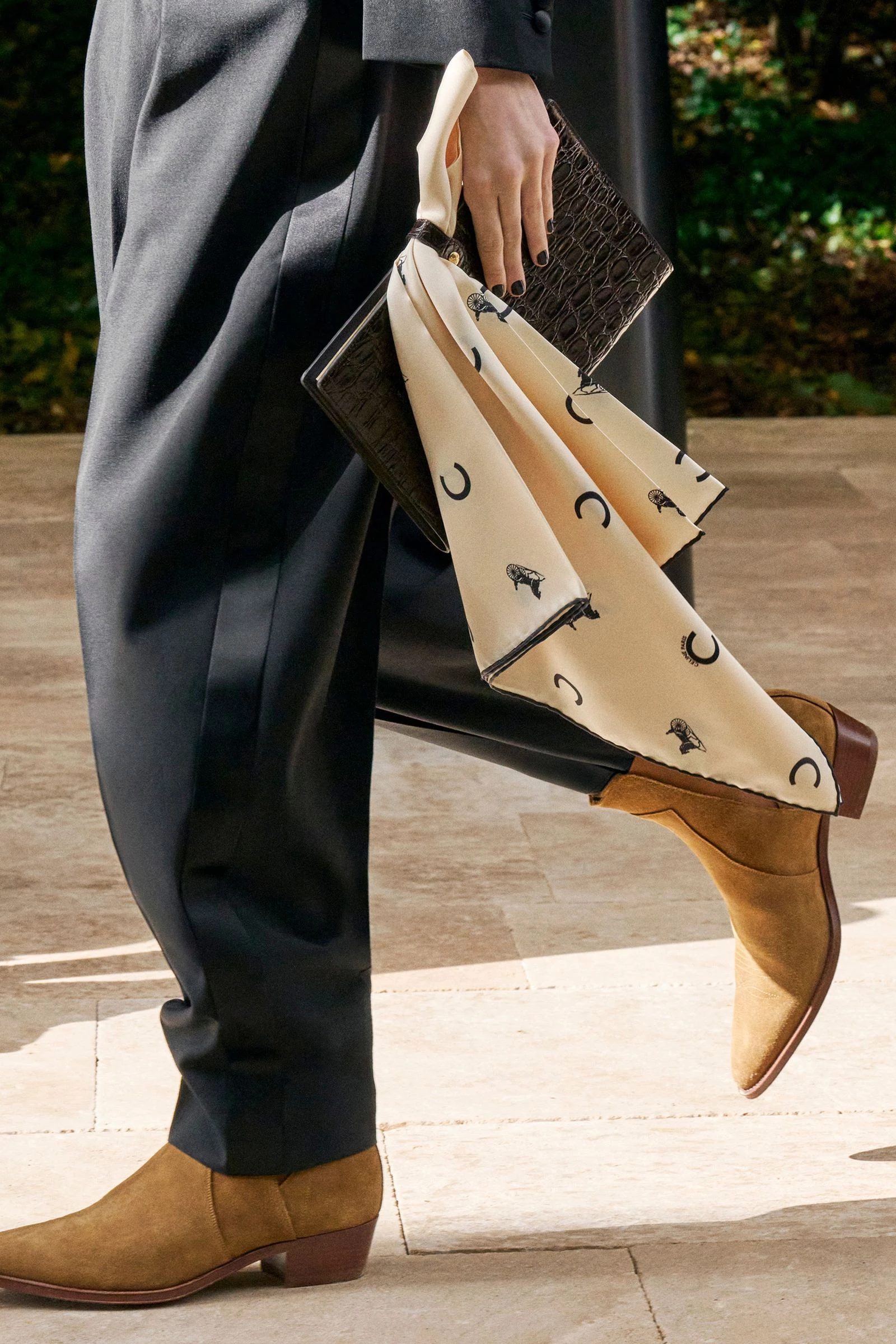 Замшеві ботильйони: знайди свій ідеальний стильний образ3