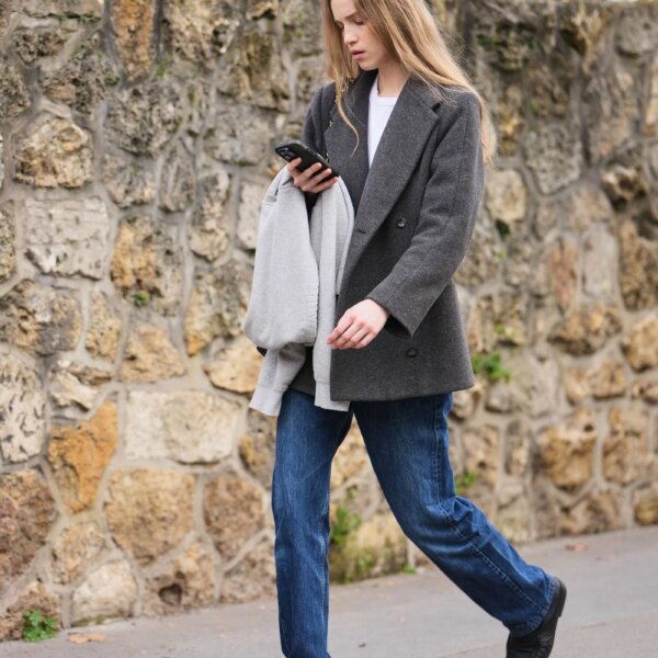 Головна 66 Біла футболка, джинси та блейзер: 5 безпрограшних весняних образів, що…