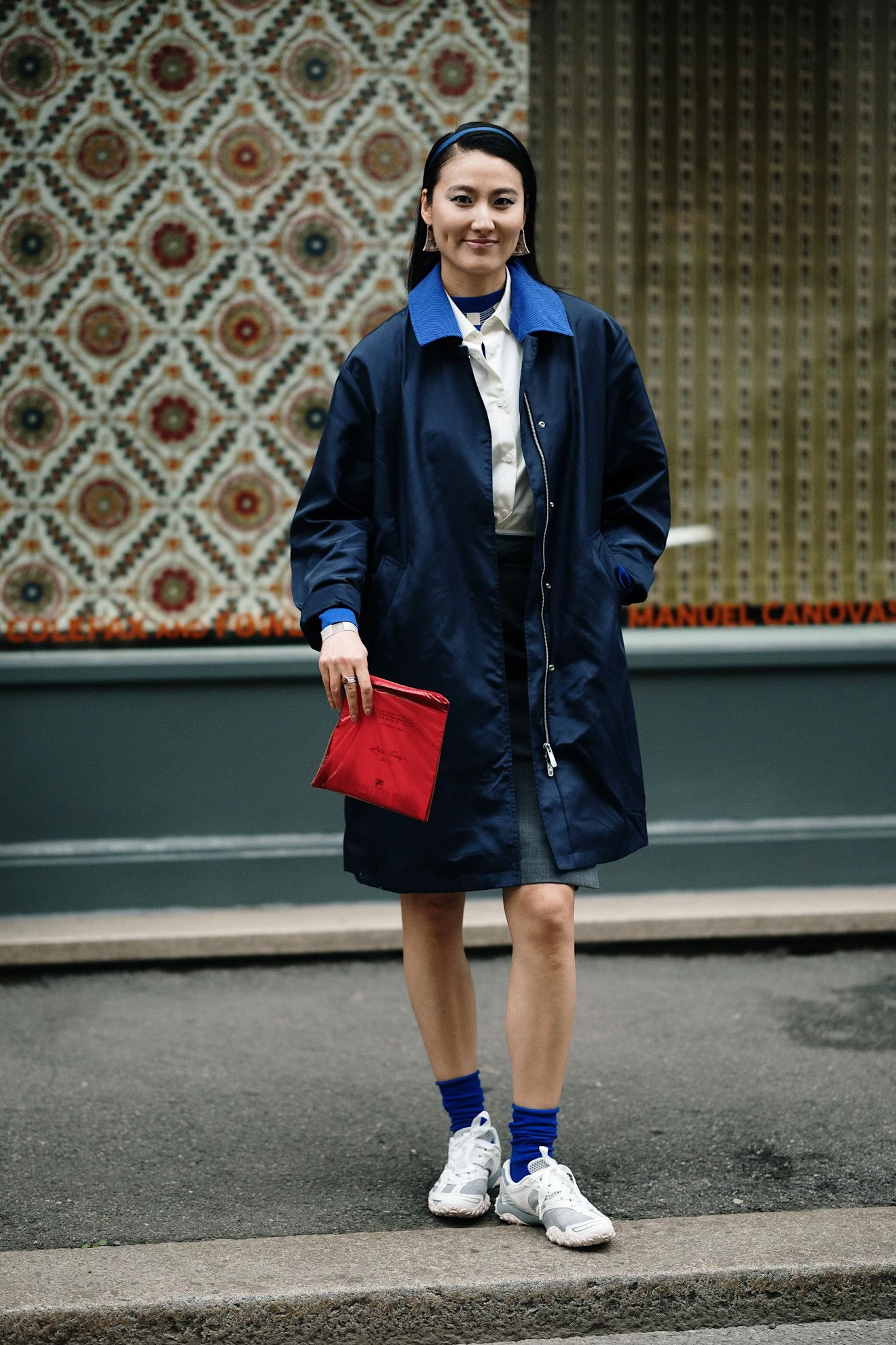 Весняний шик 2026: опануй тренд спідниці з кросівками та шкарпетками7