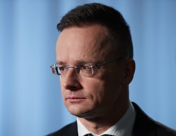 Сіярто розкриває деталі розмов з Лавровим після засідань Ради ЄС