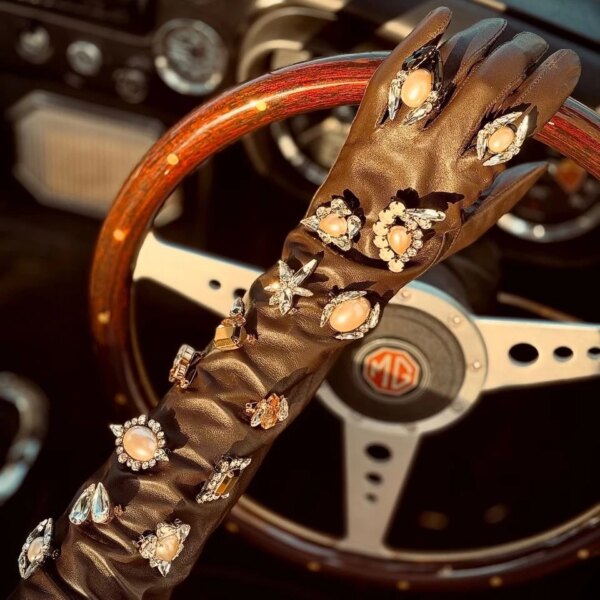 Головна 77 5 неочікуваних образів з бабусиним шарфом: перетвори його на модний…