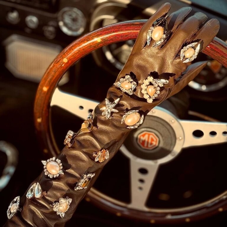 5 неочікуваних образів з бабусиним шарфом: перетвори його на модний акцент 7