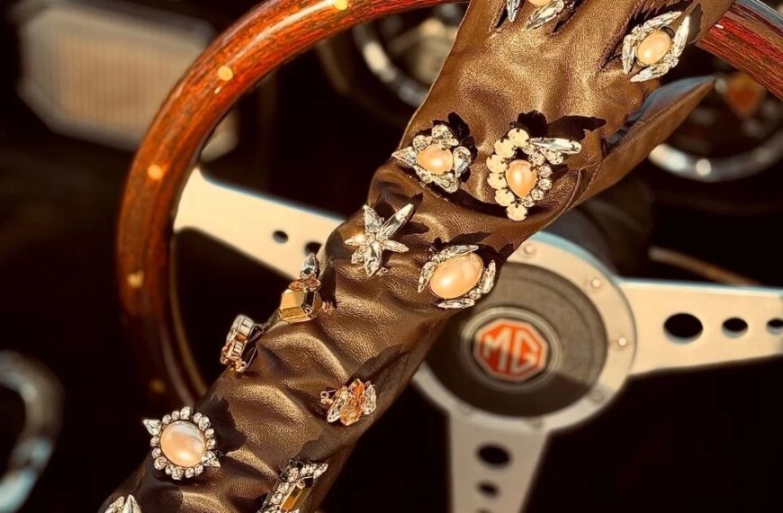 Головна 106 5 неочікуваних образів з бабусиним шарфом: перетвори його на модний акцент