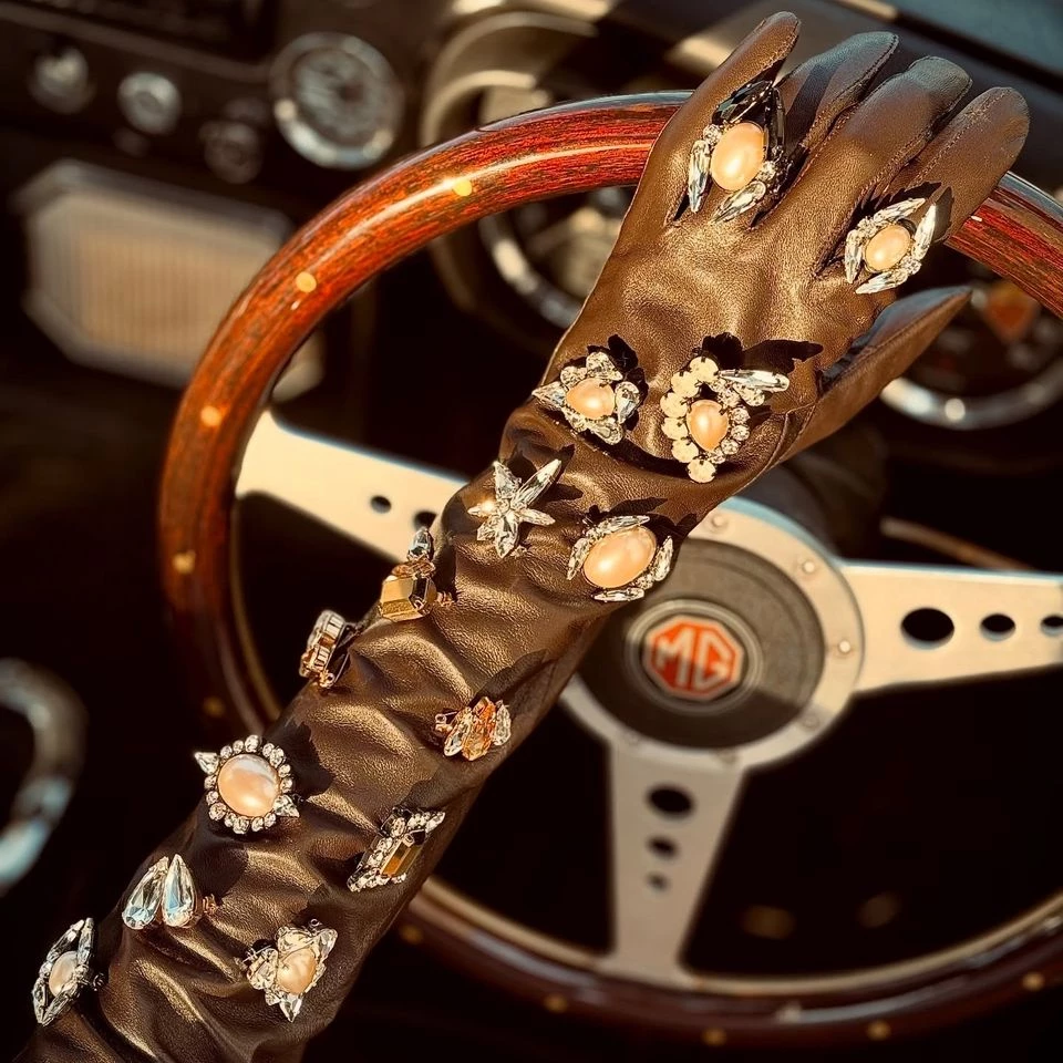 5 неочікуваних образів з бабусиним шарфом: перетвори його на модний акцент