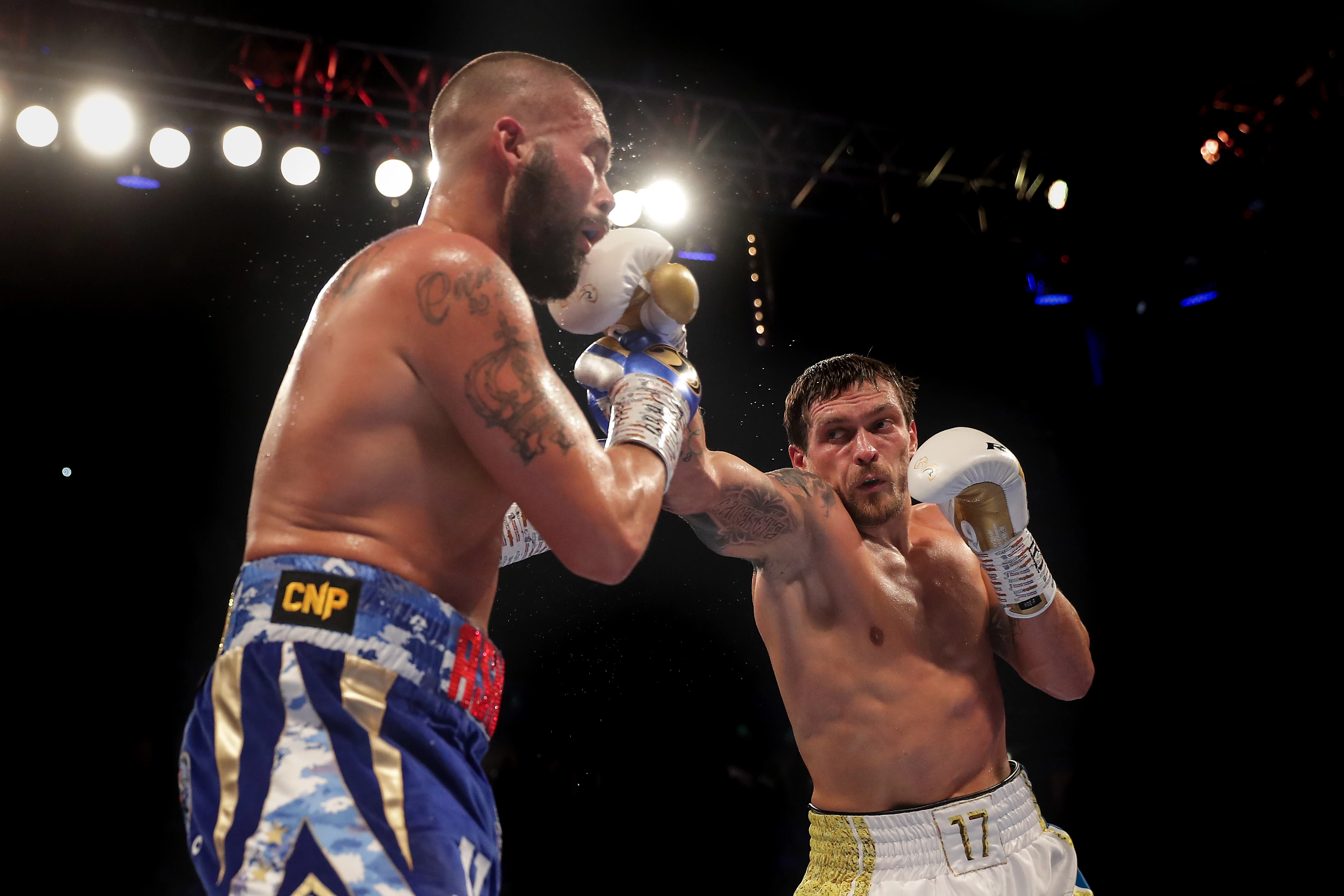 Олександр Усик завдає удару Тоні Белью під час бою за титули чемпіона світу WBC, WBA, WBO, IBF і The Ring у першій важкій вазі на арені Manchester Arena. Манчестер, Велика Британія, 10 листопада 2018 року 8