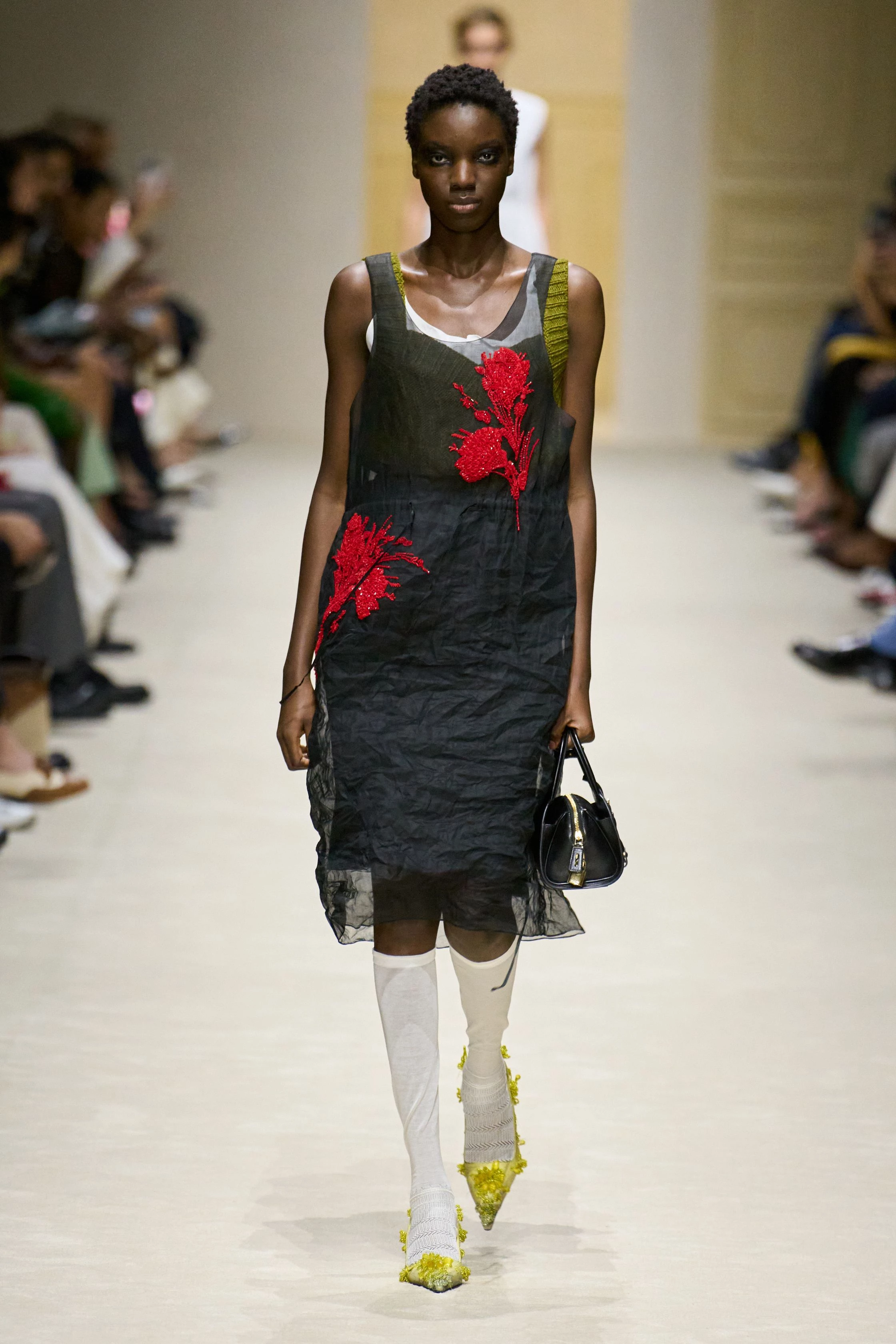 Prada вражає: 15 моделей демонструють 60 образів у багатошаровості осінньо-зимової колекції 2026/202717