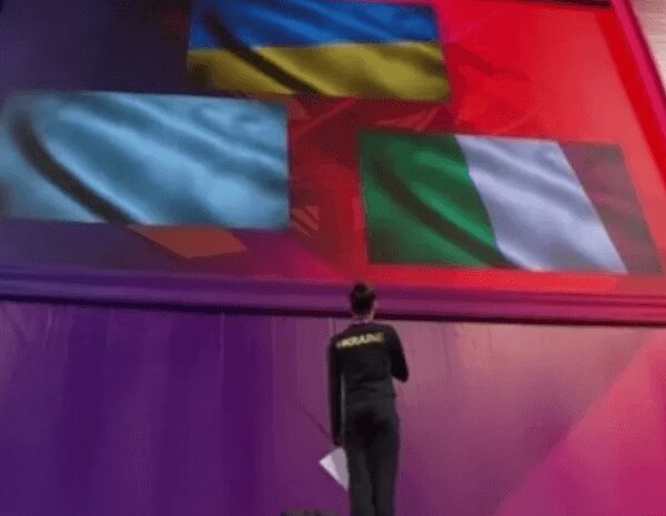 Український гімн: гімнастка з РФ ігнорує прапори України