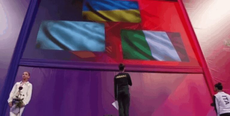 Український гімн: гімнастка з РФ ігнорує прапори України 7