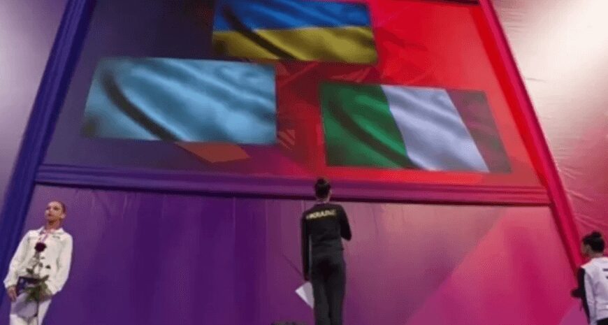 Український гімн: гімнастка з РФ ігнорує прапори України