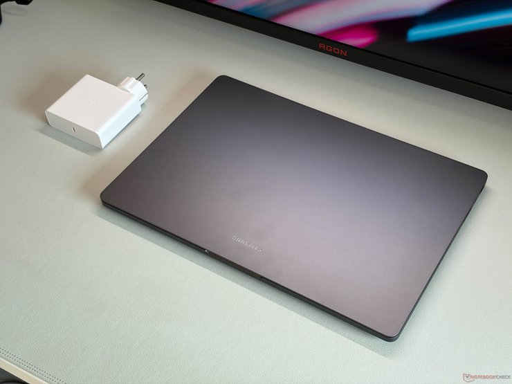 Samsung презентував ноутбук: експерти назвали його гідною альтернативою MacBook 6