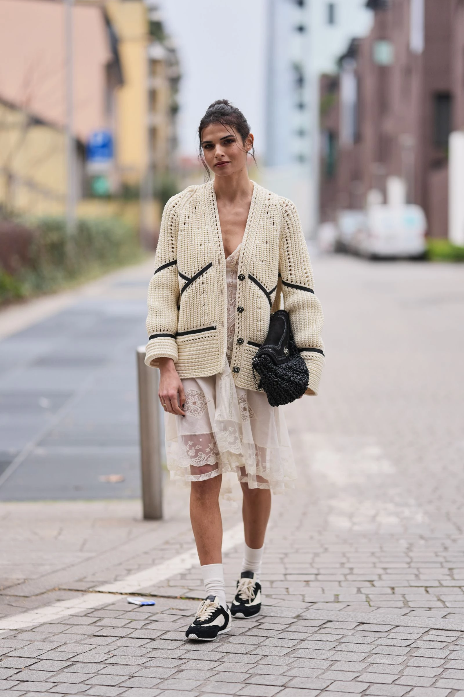 Весняний шик 2026: опануй тренд спідниці з кросівками та шкарпетками5