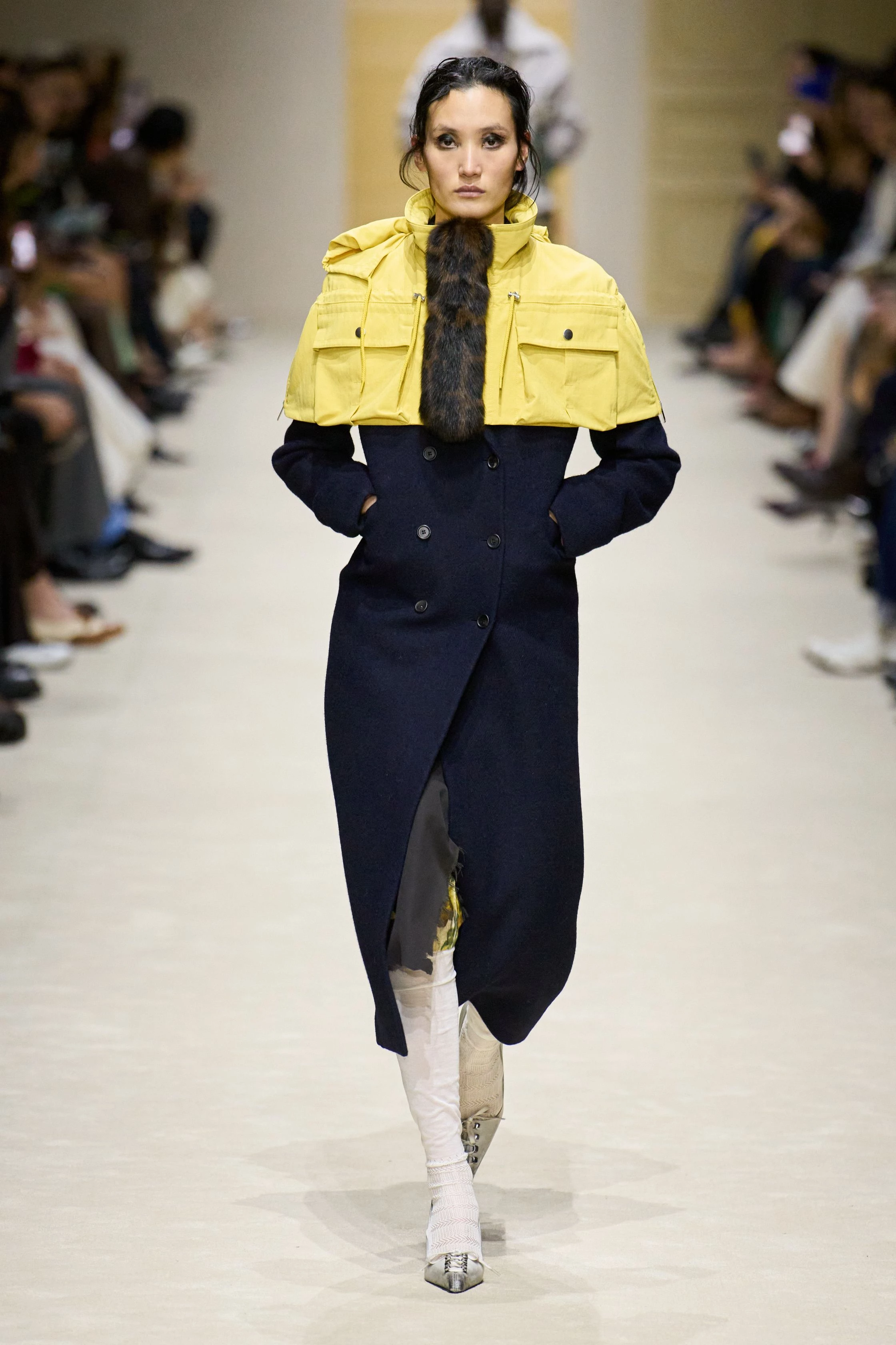 Prada вражає: 15 моделей демонструють 60 образів у багатошаровості осінньо-зимової колекції 2026/20271