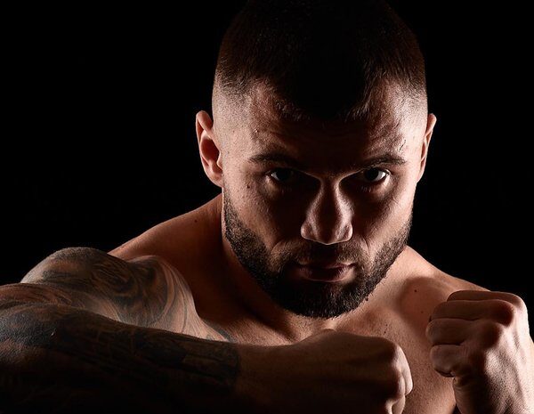 Головна 72 Боксер Максим Продан: від рингу до конвеєра на заводі в…