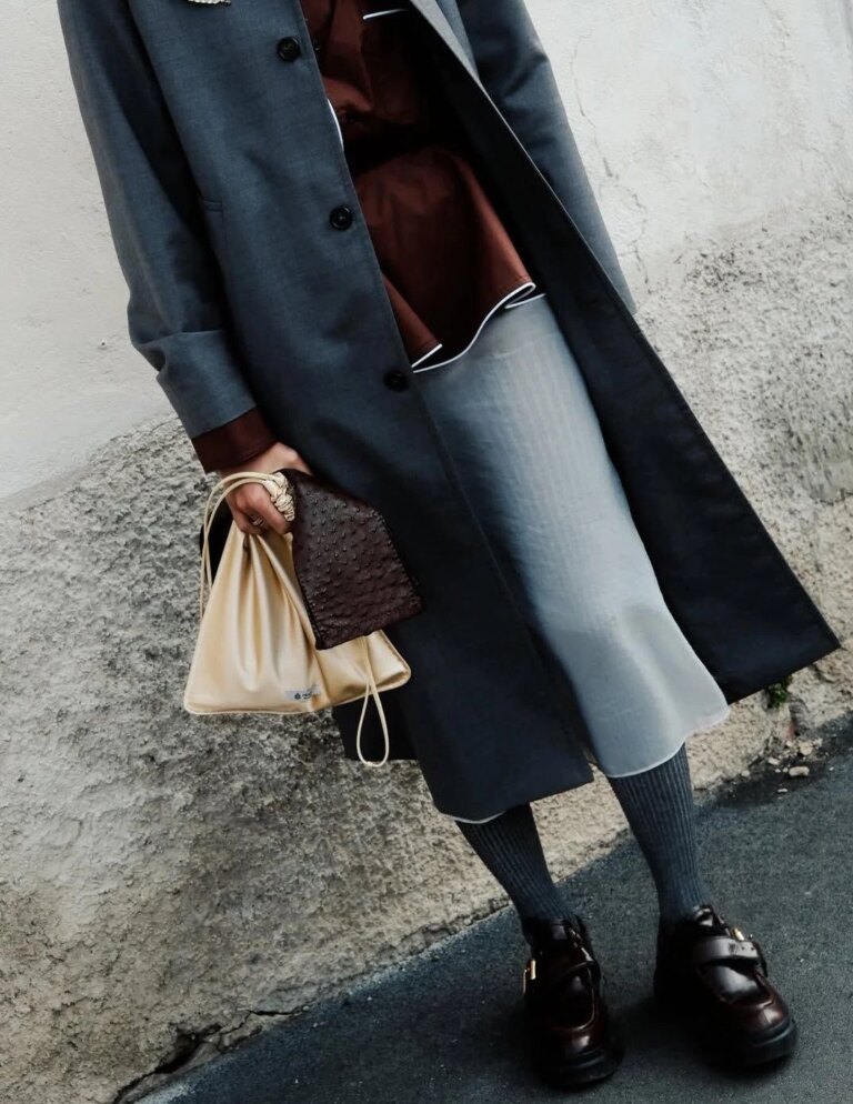 Сумка-мішок захоплює сезон: як зустріти весну 2026 з головним аксесуаром 54 Сумка-мішок захоплює сезон: як зустріти весну 2026 з головним аксесуаром 16