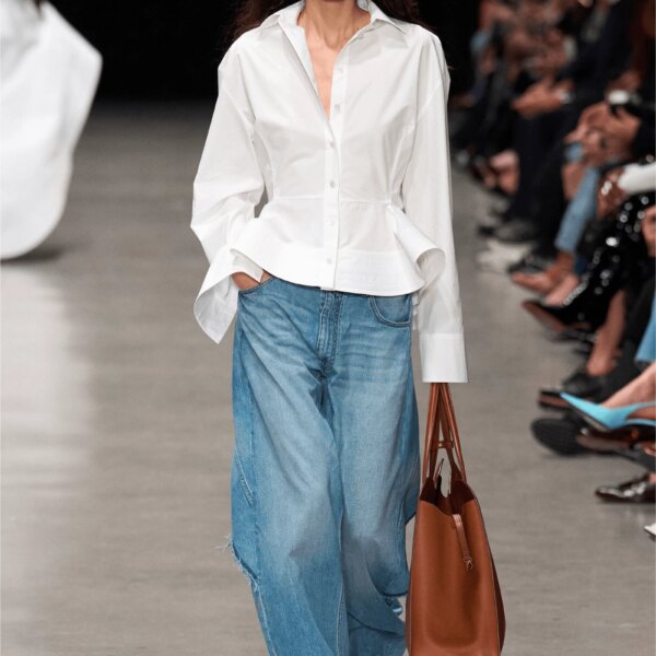 Створюй стильний міський образ: джинси та білий топ — твоя&hellip;