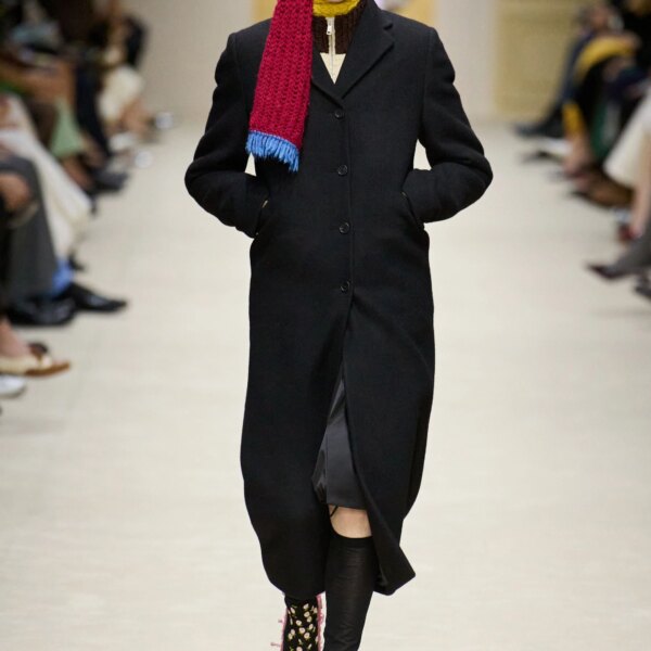 Головна 71 Prada вражає: 15 моделей демонструють 60 образів у багатошаровості осінньо-зимової…