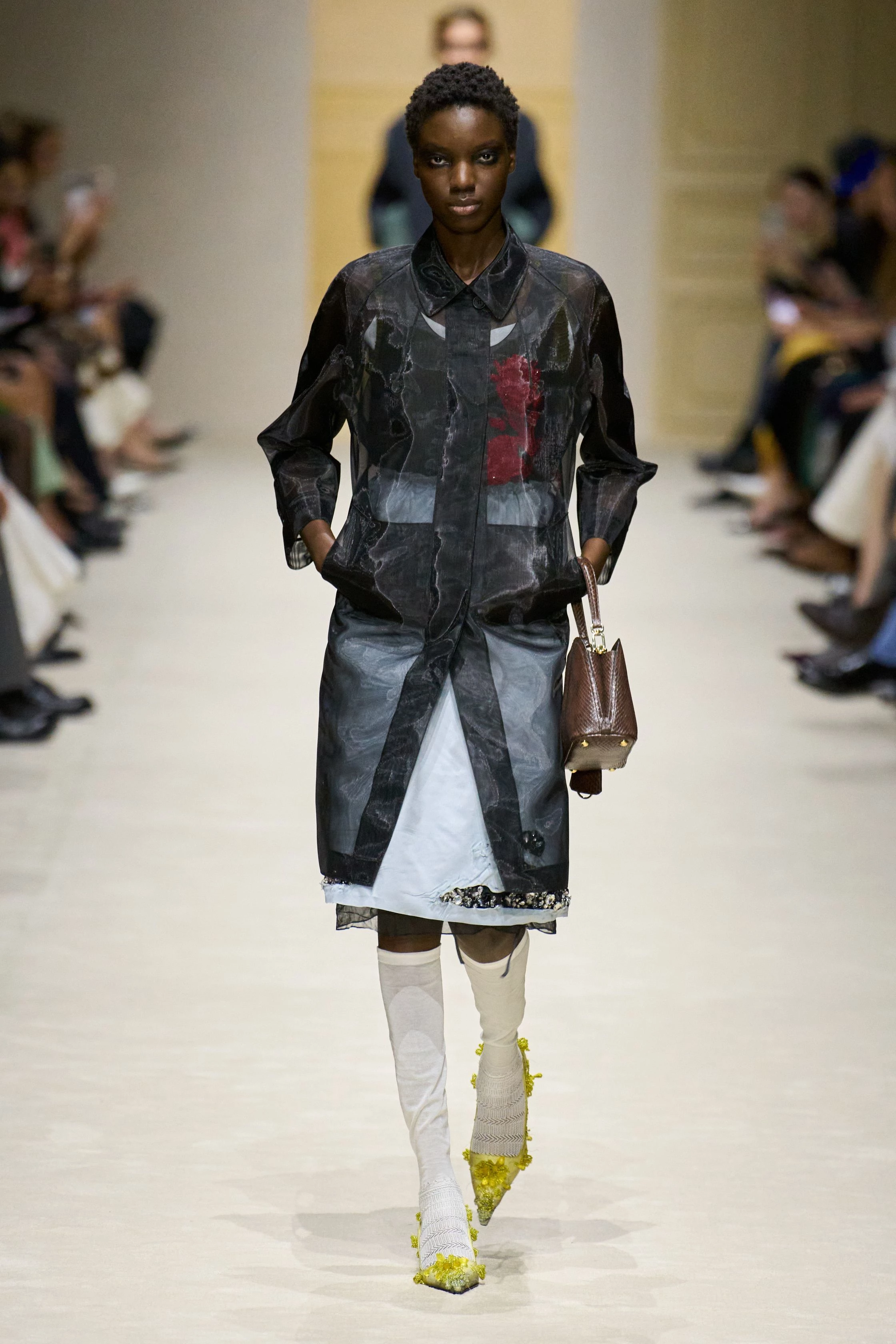 Prada вражає: 15 моделей демонструють 60 образів у багатошаровості осінньо-зимової колекції 2026/20273