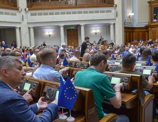 60 обранців прагнуть скласти повноваження: втома та незадоволення зарплатою штовхають&hellip;