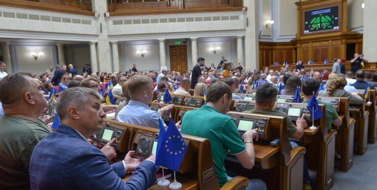 60 обранців прагнуть скласти повноваження: втома та незадоволення зарплатою штовхають депутатів на крок. 29 60 обранців прагнуть скласти повноваження: втома та незадоволення зарплатою штовхають депутатів на крок. 19