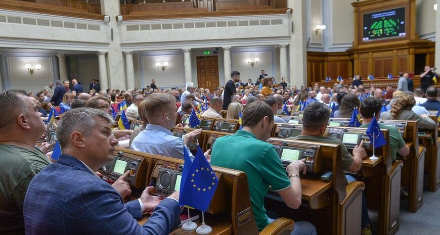 60 обранців прагнуть скласти повноваження: втома та незадоволення зарплатою штовхають депутатів на&hellip;